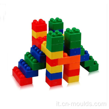 Bambini puzzle che costruiscono giocattoli stampi